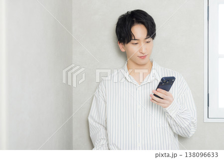 スマホを見る若い男性 スマホを見る若い男性 138096633