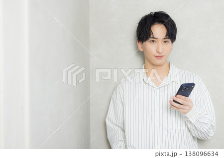 スマホを見る若い男性 スマホを見る若い男性 138096634