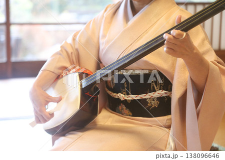 三味線を弾く女性 三味線を弾く女性 138096646