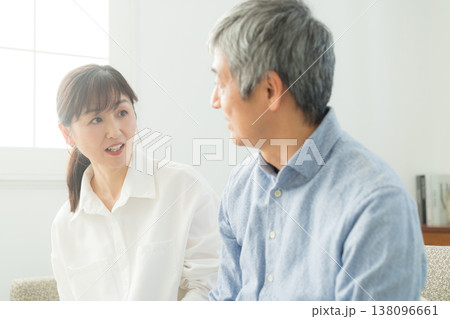 リビングのシニア夫婦 リビングのシニア夫婦 138096661