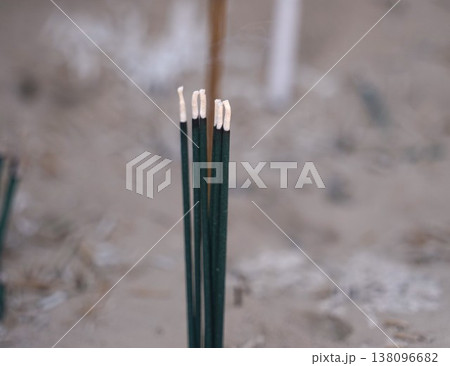 線香の風景 138096682