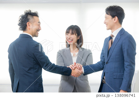 握手するビジネスマン 138096741