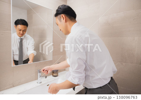 洗面所の男性　 138096763