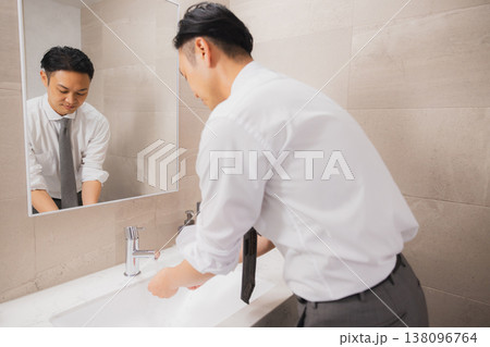 洗面所の男性　 138096764