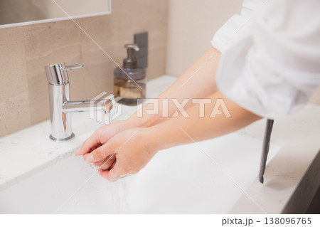 洗面所の男性　 138096765