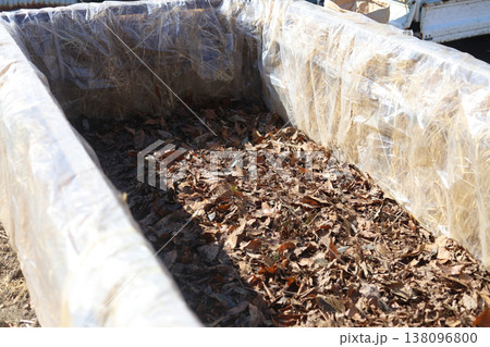 踏み込み温床を作る様子 138096800