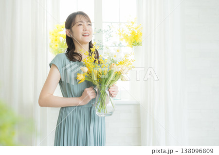 窓辺に花を飾る女性 窓辺に花を飾る女性 138096809