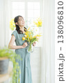窓辺に花を飾る女性　 138096810