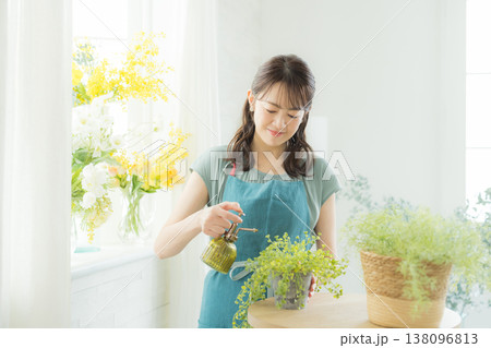 窓辺に花を飾る女性 窓辺に花を飾る女性 138096813