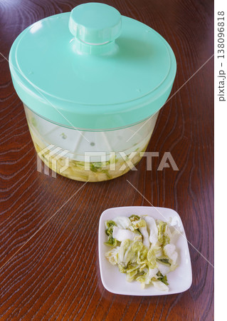 白菜の漬け物と即席の漬物容器 138096818