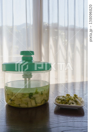 白菜の漬け物と即席の漬物容器 138096820