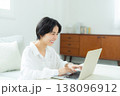 自宅でパソコンを見る女性 　 138096912