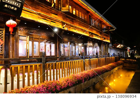 世界遺産　麗江の町並み　夜景　雲南省　中国　アジア 138096934