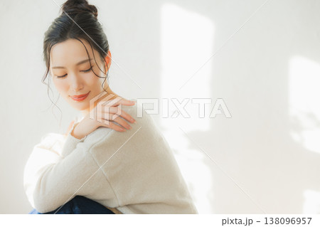 窓辺の女性 窓辺の女性 138096957