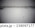 北海道の真冬の公園で遊ぶ男の子 138097177
