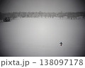北海道の真冬の公園で遊ぶ男の子 138097178