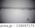 北海道の真冬の公園で遊ぶ男の子 138097179