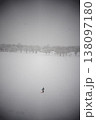 北海道の真冬の公園で遊ぶ男の子 138097180