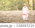 七五三を楽しむ女の子 138097210