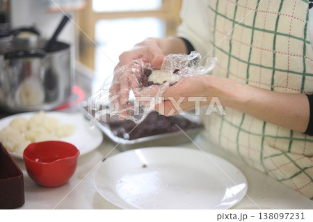おはぎを手作りする女性 おはぎを手作りする女性 138097231