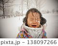 雪だらけになって泣く女の子 138097266