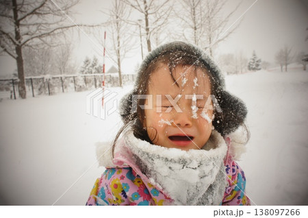 雪だらけになって泣く女の子 138097266
