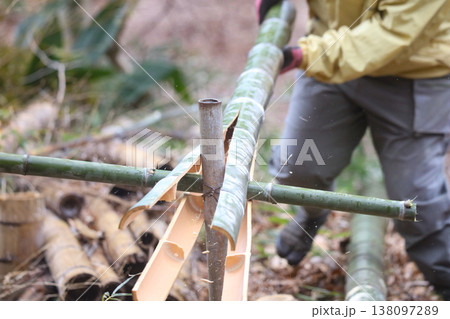 竹を割る女性 138097289