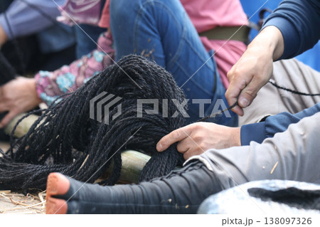 屋根飾りを作る様子 138097326