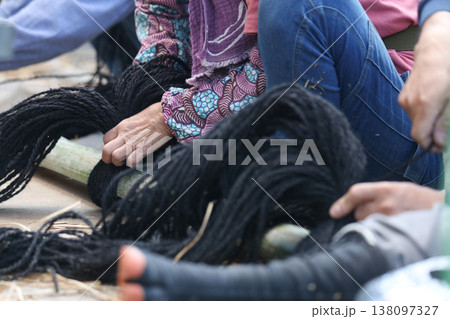 屋根飾りを作る様子 屋根飾りを作る様子 138097327