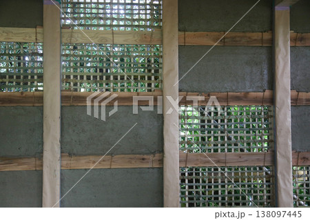 土壁を塗る様子 土壁を塗る様子 138097445