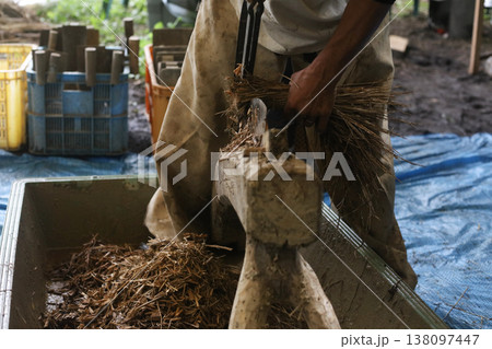 わら切り機で藁を切る男性 わら切り機で藁を切る男性 138097447