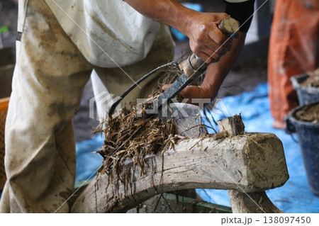 わら切り機で藁を切る男性 138097450