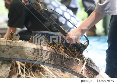 わら切り機で藁を切る女性 わら切り機で藁を切る女性 138097675