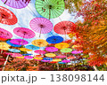 群馬 宝徳寺　空に浮かぶ和傘と紅葉 138098144