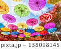 群馬 宝徳寺　空に浮かぶ和傘と紅葉 138098145