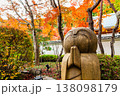 群馬 宝徳寺　紅葉を見上げるお地蔵さん 138098179