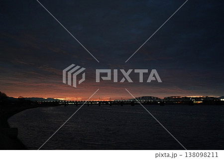 朝の河川敷にて 138098211