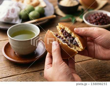 どら焼きを割る手 138098231