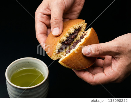 どら焼きを割る手 138098232