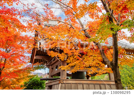 群馬 宝徳寺　紅葉に包まれる鐘楼 138098295