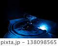 水面にはじけるしずくと波紋【青色】 138098565