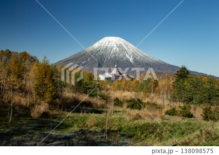 初冠雪の羊蹄山 初冠雪の羊蹄山 138098575