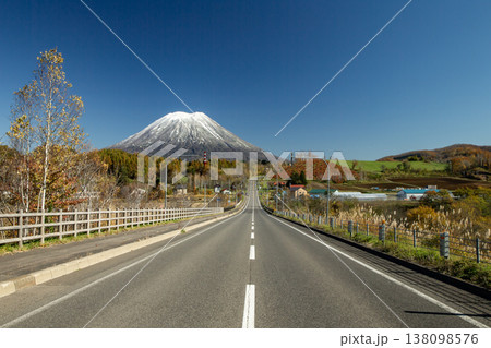 初冠雪の羊蹄山 138098576