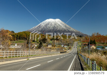 初冠雪の羊蹄山 138098579