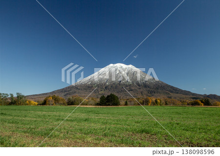 初冠雪の羊蹄山 138098596