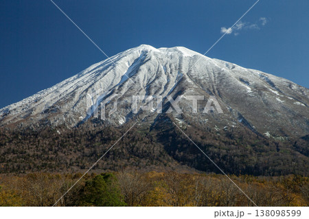 初冠雪の羊蹄山 初冠雪の羊蹄山 138098599
