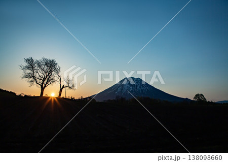朝焼けの羊蹄山 138098660