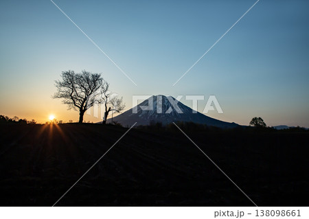 朝焼けの羊蹄山 朝焼けの羊蹄山 138098661