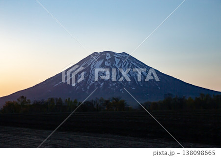 朝焼けの羊蹄山 138098665