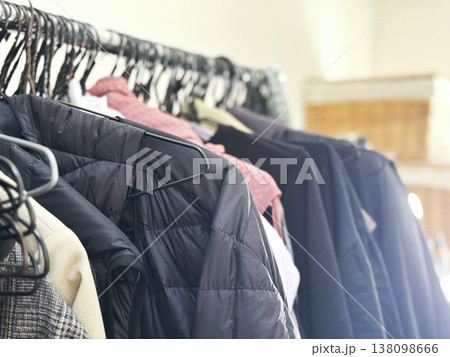 ハンガーラックにかけたダウンジャケットなどの冬服 138098666